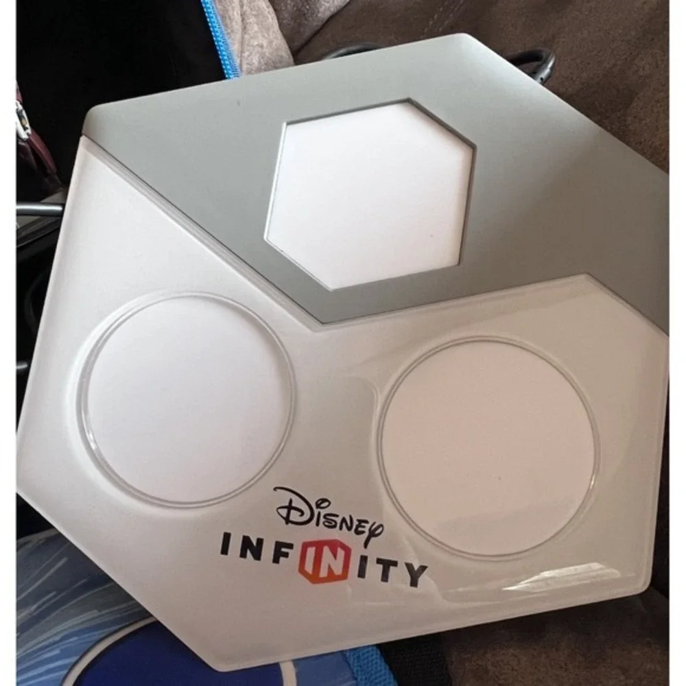 Disney Infinity Lot 2.0 Game, Portal, Case, & 6 Figures‎